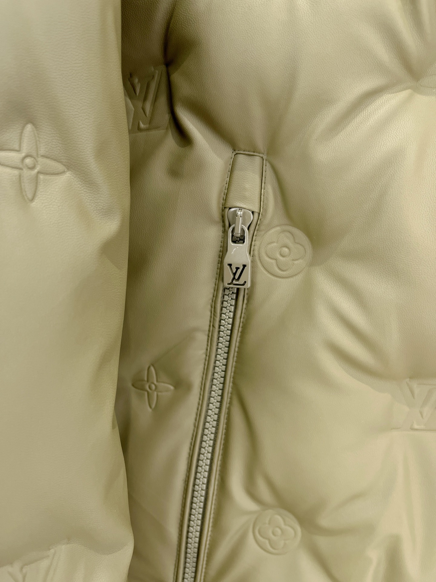 Louis Vuitton 路易威登（LV）2026FW秋冬新款可拆卸连帽压花羽绒服 全套原版五金配件，拉链、按扣全部还