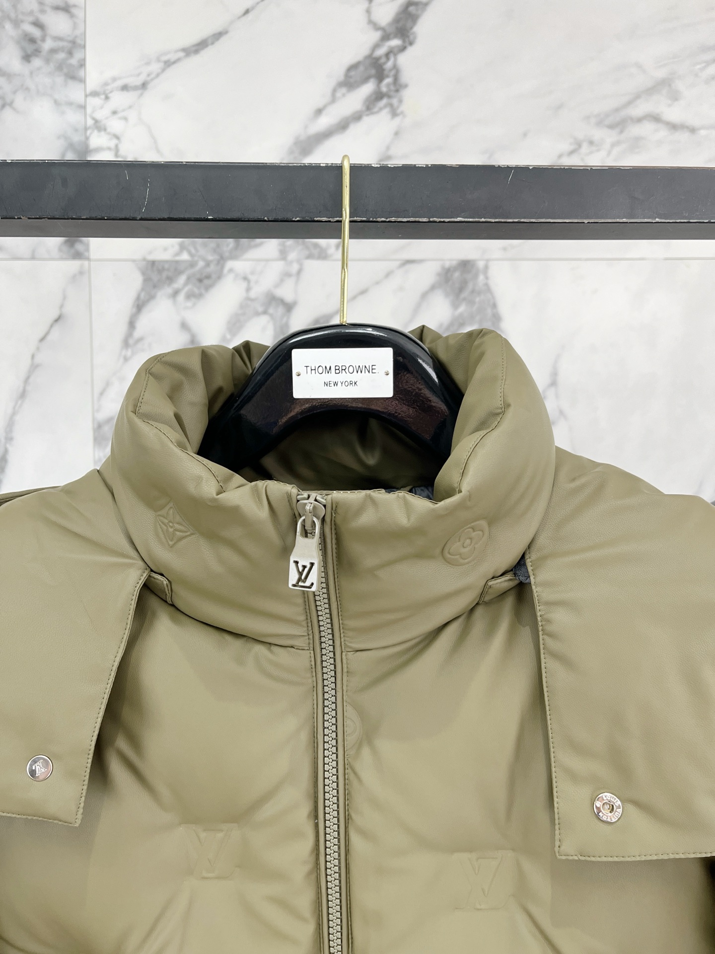 Louis Vuitton 路易威登（LV）2026FW秋冬新款可拆卸连帽压花羽绒服 全套原版五金配件，拉链、按扣全部还