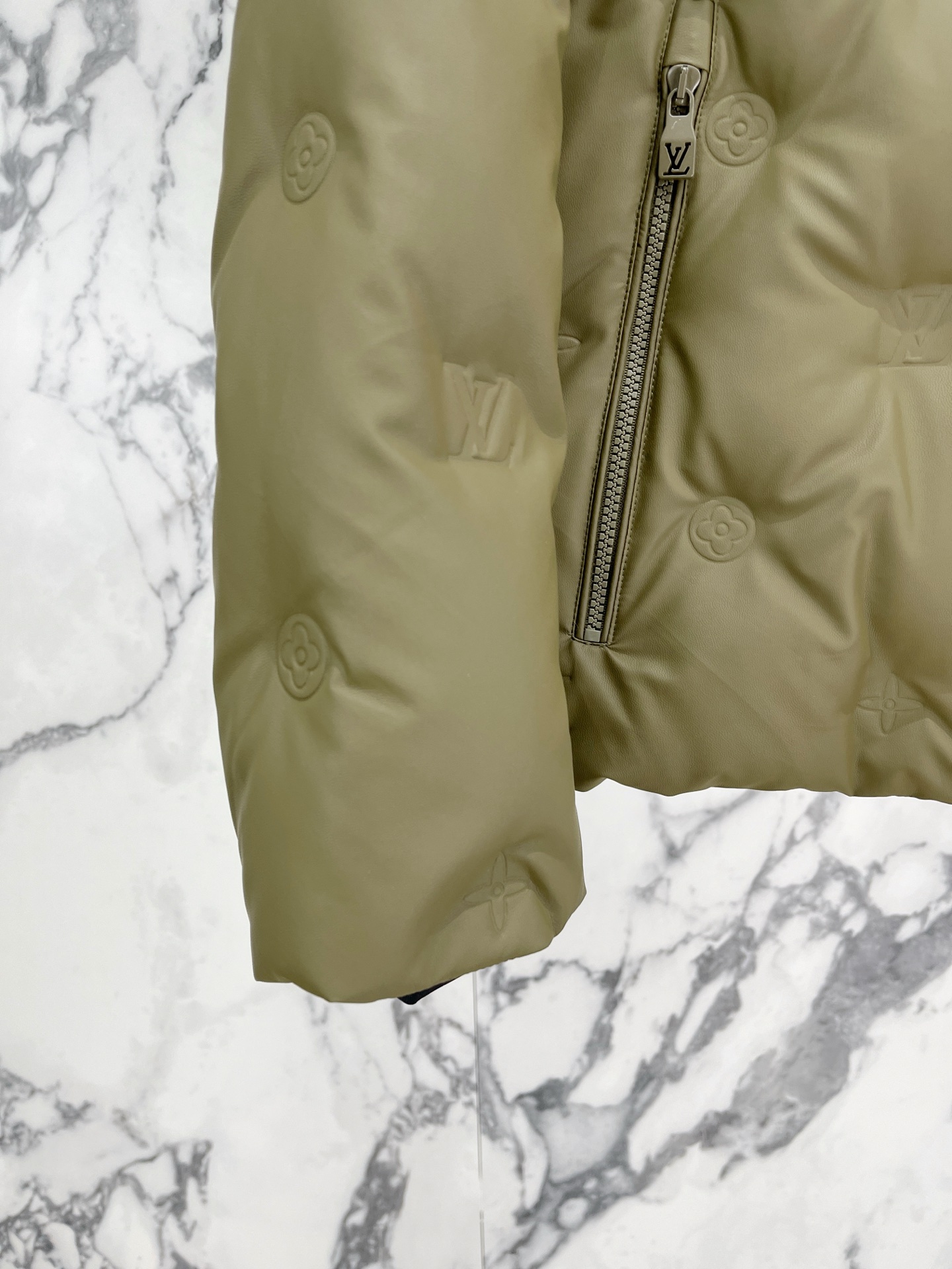 Louis Vuitton 路易威登（LV）2026FW秋冬新款可拆卸连帽压花羽绒服 全套原版五金配件，拉链、按扣全部还