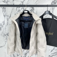 Louis Vuitton 路易威登(LV)2026FW秋冬新款可拆卸连帽压花羽绒服 全套原版五金配件,拉链、按扣全部还 Louis Vuitton 路易威登(LV)2026FW秋冬新款可拆卸连帽压花羽绒服 全套原版五金配件,拉链、按扣全部还