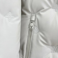Louis Vuitton 路易威登(LV)2026FW秋冬新款可拆卸连帽压花羽绒服 全套原版五金配件,拉链、按扣全部还 Louis Vuitton 路易威登(LV)2026FW秋冬新款可拆卸连帽压花羽绒服 全套原版五金配件,拉链、按扣全部还