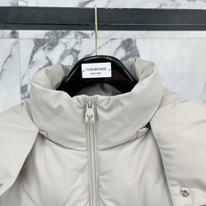 Louis Vuitton 路易威登(LV)2026FW秋冬新款可拆卸连帽压花羽绒服 全套原版五金配件,拉链、按扣全部还 Louis Vuitton 路易威登(LV)2026FW秋冬新款可拆卸连帽压花羽绒服 全套原版五金配件,拉链、按扣全部还