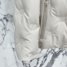 Louis Vuitton 路易威登(LV)2026FW秋冬新款可拆卸连帽压花羽绒服 全套原版五金配件,拉链、按扣全部还 Louis Vuitton 路易威登(LV)2026FW秋冬新款可拆卸连帽压花羽绒服 全套原版五金配件,拉链、按扣全部还
