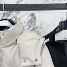 Louis Vuitton 路易威登(LV)2026FW秋冬新款可拆卸连帽压花羽绒服 全套原版五金配件,拉链、按扣全部还 Louis Vuitton 路易威登(LV)2026FW秋冬新款可拆卸连帽压花羽绒服 全套原版五金配件,拉链、按扣全部还