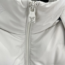Louis Vuitton 路易威登(LV)2026FW秋冬新款可拆卸连帽压花羽绒服 全套原版五金配件,拉链、按扣全部还 Louis Vuitton 路易威登(LV)2026FW秋冬新款可拆卸连帽压花羽绒服 全套原版五金配件,拉链、按扣全部还