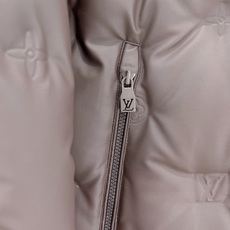 Louis Vuitton 路易威登(LV)2026FW秋冬新款可拆卸连帽压花羽绒服 全套原版五金配件,拉链、按扣全部还 Louis Vuitton 路易威登(LV)2026FW秋冬新款可拆卸连帽压花羽绒服 全套原版五金配件,拉链、按扣全部还