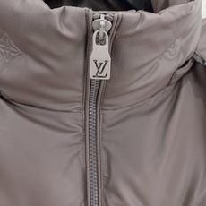 Louis Vuitton 路易威登(LV)2026FW秋冬新款可拆卸连帽压花羽绒服 全套原版五金配件,拉链、按扣全部还 Louis Vuitton 路易威登(LV)2026FW秋冬新款可拆卸连帽压花羽绒服 全套原版五金配件,拉链、按扣全部还