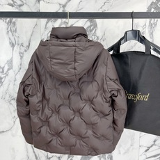 Louis Vuitton 路易威登(LV)2026FW秋冬新款可拆卸连帽压花羽绒服 全套原版五金配件,拉链、按扣全部还 Louis Vuitton 路易威登(LV)2026FW秋冬新款可拆卸连帽压花羽绒服 全套原版五金配件,拉链、按扣全部还