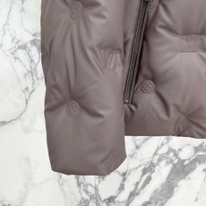 Louis Vuitton 路易威登(LV)2026FW秋冬新款可拆卸连帽压花羽绒服 全套原版五金配件,拉链、按扣全部还 Louis Vuitton 路易威登(LV)2026FW秋冬新款可拆卸连帽压花羽绒服 全套原版五金配件,拉链、按扣全部还