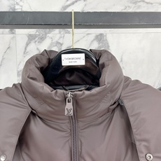 Louis Vuitton 路易威登(LV)2026FW秋冬新款可拆卸连帽压花羽绒服 全套原版五金配件,拉链、按扣全部还 Louis Vuitton 路易威登(LV)2026FW秋冬新款可拆卸连帽压花羽绒服 全套原版五金配件,拉链、按扣全部还
