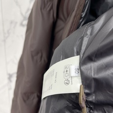 Louis Vuitton 路易威登(LV)2026FW秋冬新款可拆卸连帽压花羽绒服 全套原版五金配件,拉链、按扣全部还 Louis Vuitton 路易威登(LV)2026FW秋冬新款可拆卸连帽压花羽绒服 全套原版五金配件,拉链、按扣全部还