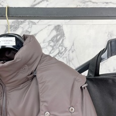 Louis Vuitton 路易威登(LV)2026FW秋冬新款可拆卸连帽压花羽绒服 全套原版五金配件,拉链、按扣全部还 Louis Vuitton 路易威登(LV)2026FW秋冬新款可拆卸连帽压花羽绒服 全套原版五金配件,拉链、按扣全部还