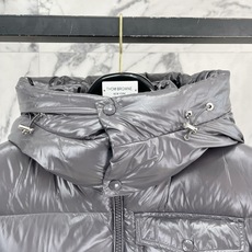 Moncler 盟可睐(蒙口)2026FW秋冬新款彩虹条可拆卸连帽羽绒服 全套原版五金辅料,拉链、按扣、袖口调节扣全部对 Moncler 盟可睐(蒙口)2026FW秋冬新款彩虹条可拆卸连帽羽绒服 全套原版五金辅料,拉链、按扣、袖口调节扣全部对