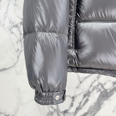 Moncler 盟可睐(蒙口)2026FW秋冬新款彩虹条可拆卸连帽羽绒服 全套原版五金辅料,拉链、按扣、袖口调节扣全部对 Moncler 盟可睐(蒙口)2026FW秋冬新款彩虹条可拆卸连帽羽绒服 全套原版五金辅料,拉链、按扣、袖口调节扣全部对