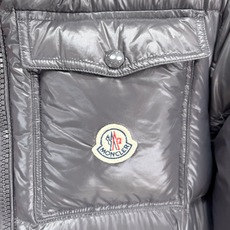Moncler 盟可睐(蒙口)2026FW秋冬新款彩虹条可拆卸连帽羽绒服 全套原版五金辅料,拉链、按扣、袖口调节扣全部对 Moncler 盟可睐(蒙口)2026FW秋冬新款彩虹条可拆卸连帽羽绒服 全套原版五金辅料,拉链、按扣、袖口调节扣全部对