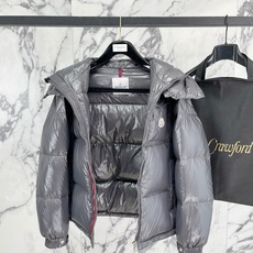 Moncler 盟可睐(蒙口)2026FW秋冬新款彩虹条可拆卸连帽羽绒服 全套原版五金辅料,拉链、按扣、袖口调节扣全部对 Moncler 盟可睐(蒙口)2026FW秋冬新款彩虹条可拆卸连帽羽绒服 全套原版五金辅料,拉链、按扣、袖口调节扣全部对