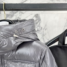Moncler 盟可睐(蒙口)2026FW秋冬新款彩虹条可拆卸连帽羽绒服 全套原版五金辅料,拉链、按扣、袖口调节扣全部对 Moncler 盟可睐(蒙口)2026FW秋冬新款彩虹条可拆卸连帽羽绒服 全套原版五金辅料,拉链、按扣、袖口调节扣全部对