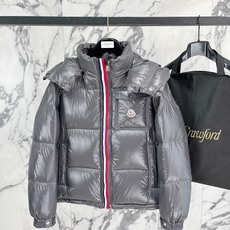 Moncler 盟可睐(蒙口)2026FW秋冬新款彩虹条可拆卸连帽羽绒服 全套原版五金辅料,拉链、按扣、袖口调节扣全部对 Moncler 盟可睐(蒙口)2026FW秋冬新款彩虹条可拆卸连帽羽绒服 全套原版五金辅料,拉链、按扣、袖口调节扣全部对