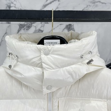 Moncler 盟可睐(蒙口)2026FW秋冬新款彩虹条可拆卸连帽羽绒服 全套原版五金辅料,拉链、按扣、袖口调节扣全部对 Moncler 盟可睐(蒙口)2026FW秋冬新款彩虹条可拆卸连帽羽绒服 全套原版五金辅料,拉链、按扣、袖口调节扣全部对