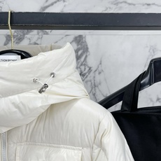 Moncler 盟可睐(蒙口)2026FW秋冬新款彩虹条可拆卸连帽羽绒服 全套原版五金辅料,拉链、按扣、袖口调节扣全部对 Moncler 盟可睐(蒙口)2026FW秋冬新款彩虹条可拆卸连帽羽绒服 全套原版五金辅料,拉链、按扣、袖口调节扣全部对