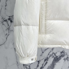 Moncler 盟可睐(蒙口)2026FW秋冬新款彩虹条可拆卸连帽羽绒服 全套原版五金辅料,拉链、按扣、袖口调节扣全部对 Moncler 盟可睐(蒙口)2026FW秋冬新款彩虹条可拆卸连帽羽绒服 全套原版五金辅料,拉链、按扣、袖口调节扣全部对