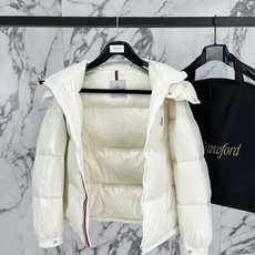 Moncler 盟可睐(蒙口)2026FW秋冬新款彩虹条可拆卸连帽羽绒服 全套原版五金辅料,拉链、按扣、袖口调节扣全部对 Moncler 盟可睐(蒙口)2026FW秋冬新款彩虹条可拆卸连帽羽绒服 全套原版五金辅料,拉链、按扣、袖口调节扣全部对