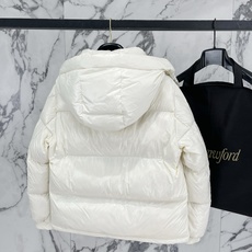Moncler 盟可睐(蒙口)2026FW秋冬新款彩虹条可拆卸连帽羽绒服 全套原版五金辅料,拉链、按扣、袖口调节扣全部对 Moncler 盟可睐(蒙口)2026FW秋冬新款彩虹条可拆卸连帽羽绒服 全套原版五金辅料,拉链、按扣、袖口调节扣全部对