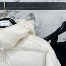 Moncler 盟可睐2026FW秋冬新款Maya经典亮面玛雅可拆卸连帽羽绒服 全套原版五金辅料,拉链、金属按扣、袖臂圆 Moncler 盟可睐2026FW秋冬新款Maya经典亮面玛雅可拆卸连帽羽绒服 全套原版五金辅料,拉链、金属按扣、袖臂圆