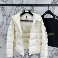 Moncler 盟可睐2026FW秋冬新款Maya经典亮面玛雅可拆卸连帽羽绒服 全套原版五金辅料,拉链、金属按扣、袖臂圆 Moncler 盟可睐2026FW秋冬新款Maya经典亮面玛雅可拆卸连帽羽绒服 全套原版五金辅料,拉链、金属按扣、袖臂圆