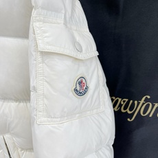 Moncler 盟可睐2026FW秋冬新款Maya经典亮面玛雅可拆卸连帽羽绒服 全套原版五金辅料,拉链、金属按扣、袖臂圆 Moncler 盟可睐2026FW秋冬新款Maya经典亮面玛雅可拆卸连帽羽绒服 全套原版五金辅料,拉链、金属按扣、袖臂圆