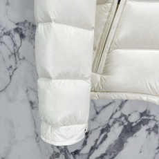 Moncler 盟可睐2026FW秋冬新款Maya经典亮面玛雅可拆卸连帽羽绒服 全套原版五金辅料,拉链、金属按扣、袖臂圆 Moncler 盟可睐2026FW秋冬新款Maya经典亮面玛雅可拆卸连帽羽绒服 全套原版五金辅料,拉链、金属按扣、袖臂圆