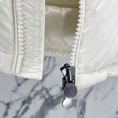 Moncler 盟可睐2026FW秋冬新款Maya经典亮面玛雅可拆卸连帽羽绒服 全套原版五金辅料,拉链、金属按扣、袖臂圆 Moncler 盟可睐2026FW秋冬新款Maya经典亮面玛雅可拆卸连帽羽绒服 全套原版五金辅料,拉链、金属按扣、袖臂圆