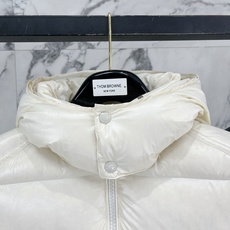 Moncler 盟可睐2026FW秋冬新款Maya经典亮面玛雅可拆卸连帽羽绒服 全套原版五金辅料,拉链、金属按扣、袖臂圆 Moncler 盟可睐2026FW秋冬新款Maya经典亮面玛雅可拆卸连帽羽绒服 全套原版五金辅料,拉链、金属按扣、袖臂圆