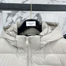 Prada 普拉达2026FW秋冬新款连帽羽绒服 全套原版五金配件,三角金属标、拉链、袖口按扣全部还原原版细节工艺。采用 Prada 普拉达2026FW秋冬新款连帽羽绒服 全套原版五金配件,三角金属标、拉链、袖口按扣全部还原原版细节工艺。采用