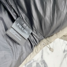 Prada 普拉达2026FW秋冬新款连帽羽绒服 全套原版五金配件,三角金属标、拉链、袖口按扣全部还原原版细节工艺。采用 Prada 普拉达2026FW秋冬新款连帽羽绒服 全套原版五金配件,三角金属标、拉链、袖口按扣全部还原原版细节工艺。采用