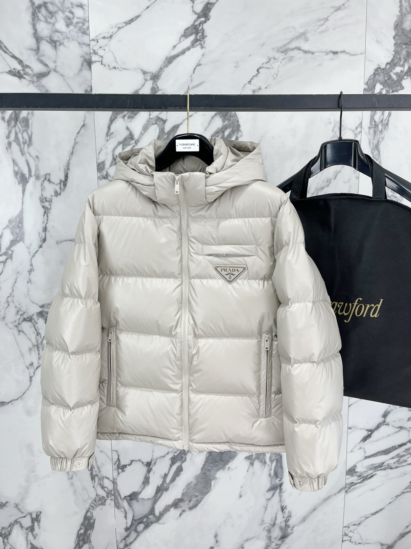 Prada 普拉达2026FW秋冬新款连帽羽绒服 全套原版五金配件，三角金属标、拉链、袖口按扣全部还原原版细节工艺。采用