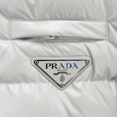 Prada 普拉达2026FW秋冬新款连帽羽绒服 全套原版五金配件,三角金属标、拉链、袖口按扣全部还原原版细节工艺。采用 Prada 普拉达2026FW秋冬新款连帽羽绒服 全套原版五金配件,三角金属标、拉链、袖口按扣全部还原原版细节工艺。采用