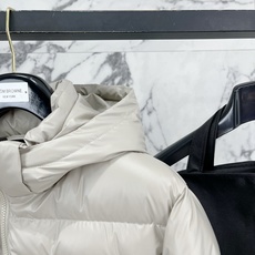 Prada 普拉达2026FW秋冬新款连帽羽绒服 全套原版五金配件,三角金属标、拉链、袖口按扣全部还原原版细节工艺。采用 Prada 普拉达2026FW秋冬新款连帽羽绒服 全套原版五金配件,三角金属标、拉链、袖口按扣全部还原原版细节工艺。采用