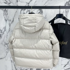 Prada 普拉达2026FW秋冬新款连帽羽绒服 全套原版五金配件,三角金属标、拉链、袖口按扣全部还原原版细节工艺。采用 Prada 普拉达2026FW秋冬新款连帽羽绒服 全套原版五金配件,三角金属标、拉链、袖口按扣全部还原原版细节工艺。采用