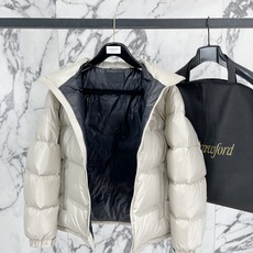 Prada 普拉达2026FW秋冬新款连帽羽绒服 全套原版五金配件,三角金属标、拉链、袖口按扣全部还原原版细节工艺。采用 Prada 普拉达2026FW秋冬新款连帽羽绒服 全套原版五金配件,三角金属标、拉链、袖口按扣全部还原原版细节工艺。采用