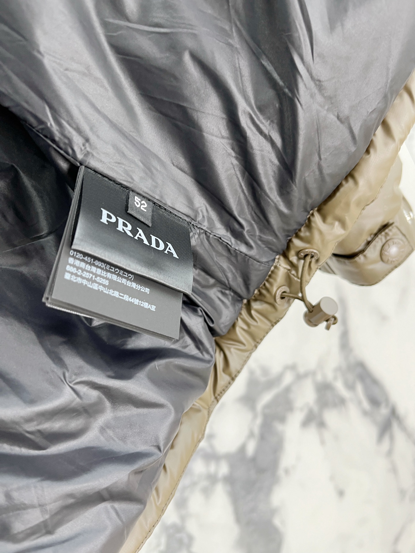 Prada 普拉达2026FW秋冬新款连帽羽绒服 全套原版五金配件，三角金属标、拉链、袖口按扣全部还原原版细节工艺。采用