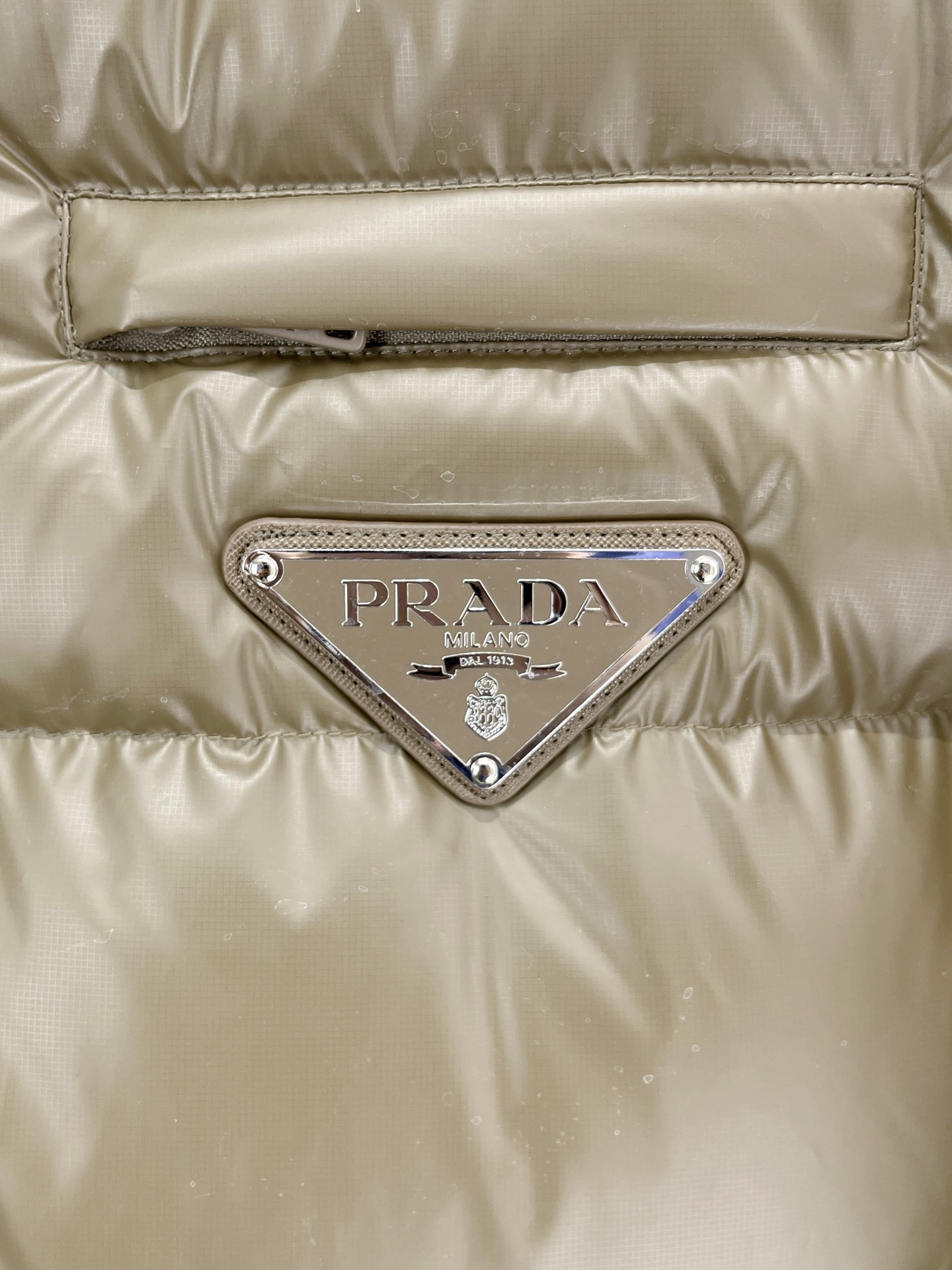 Prada 普拉达2026FW秋冬新款连帽羽绒服 全套原版五金配件，三角金属标、拉链、袖口按扣全部还原原版细节工艺。采用