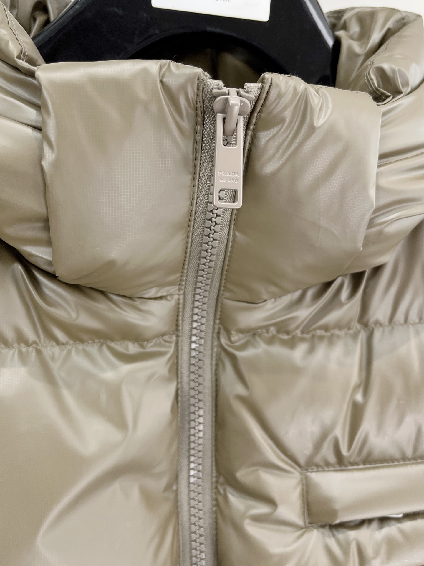 Prada 普拉达2026FW秋冬新款连帽羽绒服 全套原版五金配件，三角金属标、拉链、袖口按扣全部还原原版细节工艺。采用