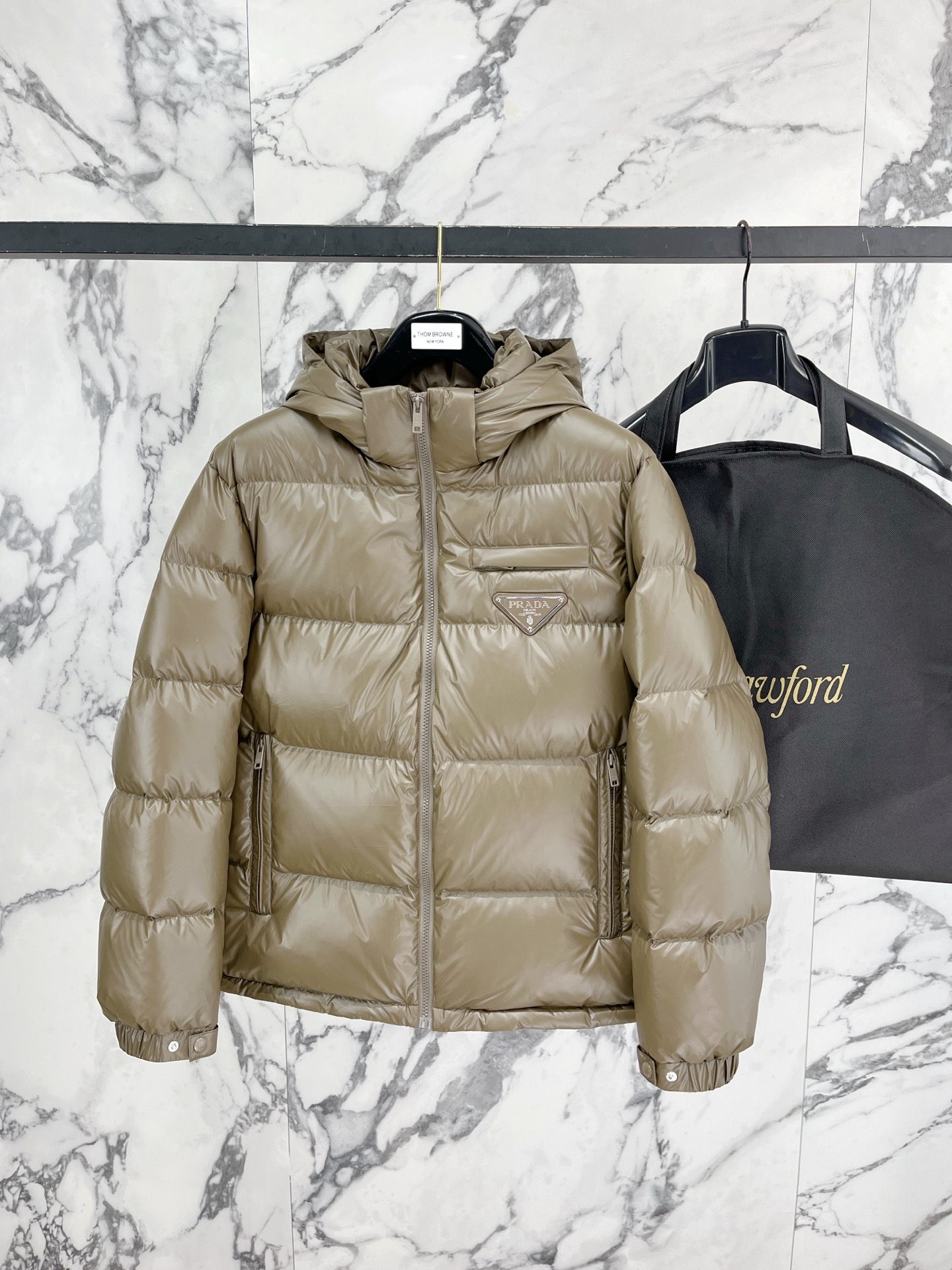 Prada 普拉达2026FW秋冬新款连帽羽绒服 全套原版五金配件，三角金属标、拉链、袖口按扣全部还原原版细节工艺。采用