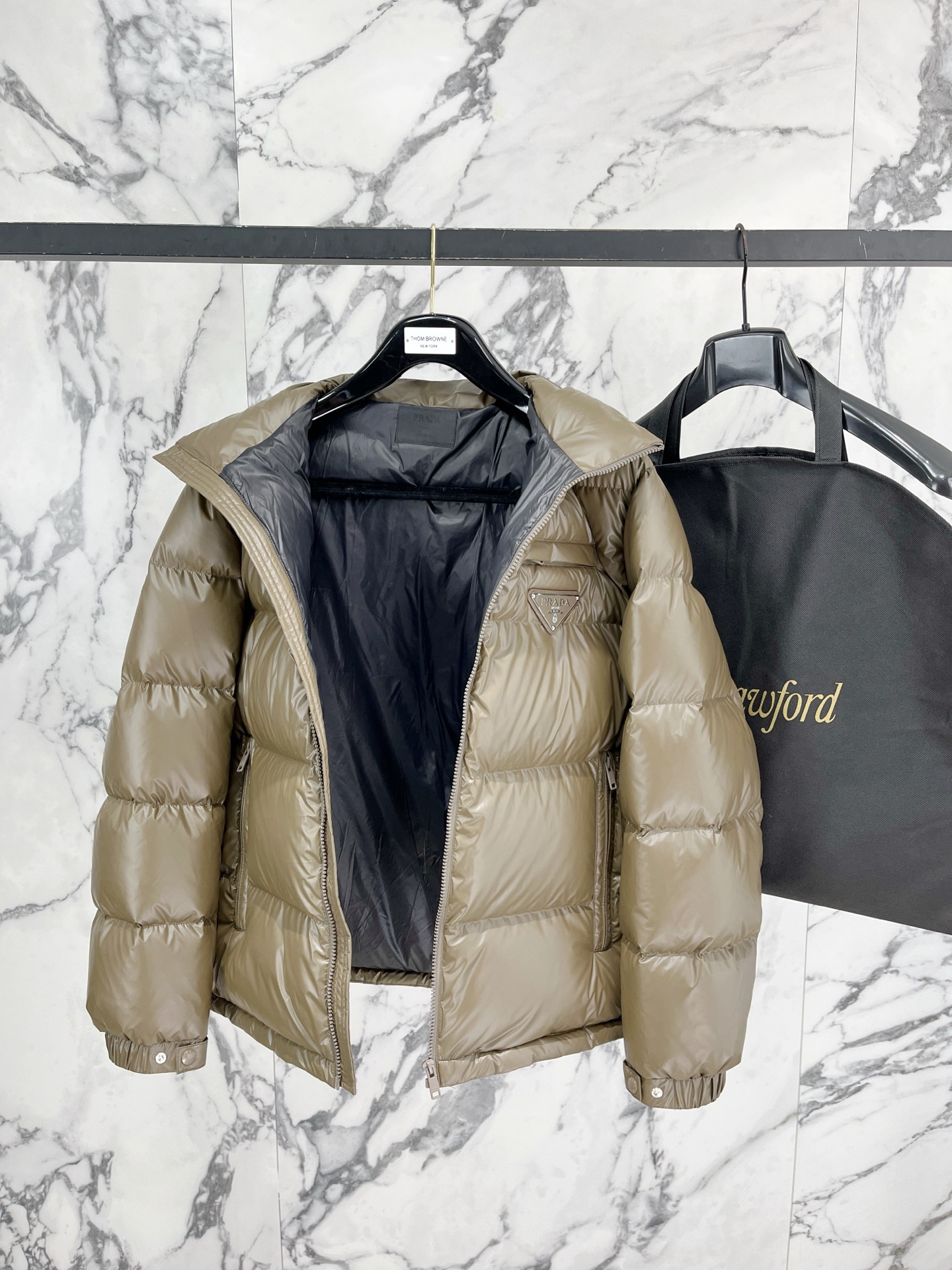 Prada 普拉达2026FW秋冬新款连帽羽绒服 全套原版五金配件，三角金属标、拉链、袖口按扣全部还原原版细节工艺。采用
