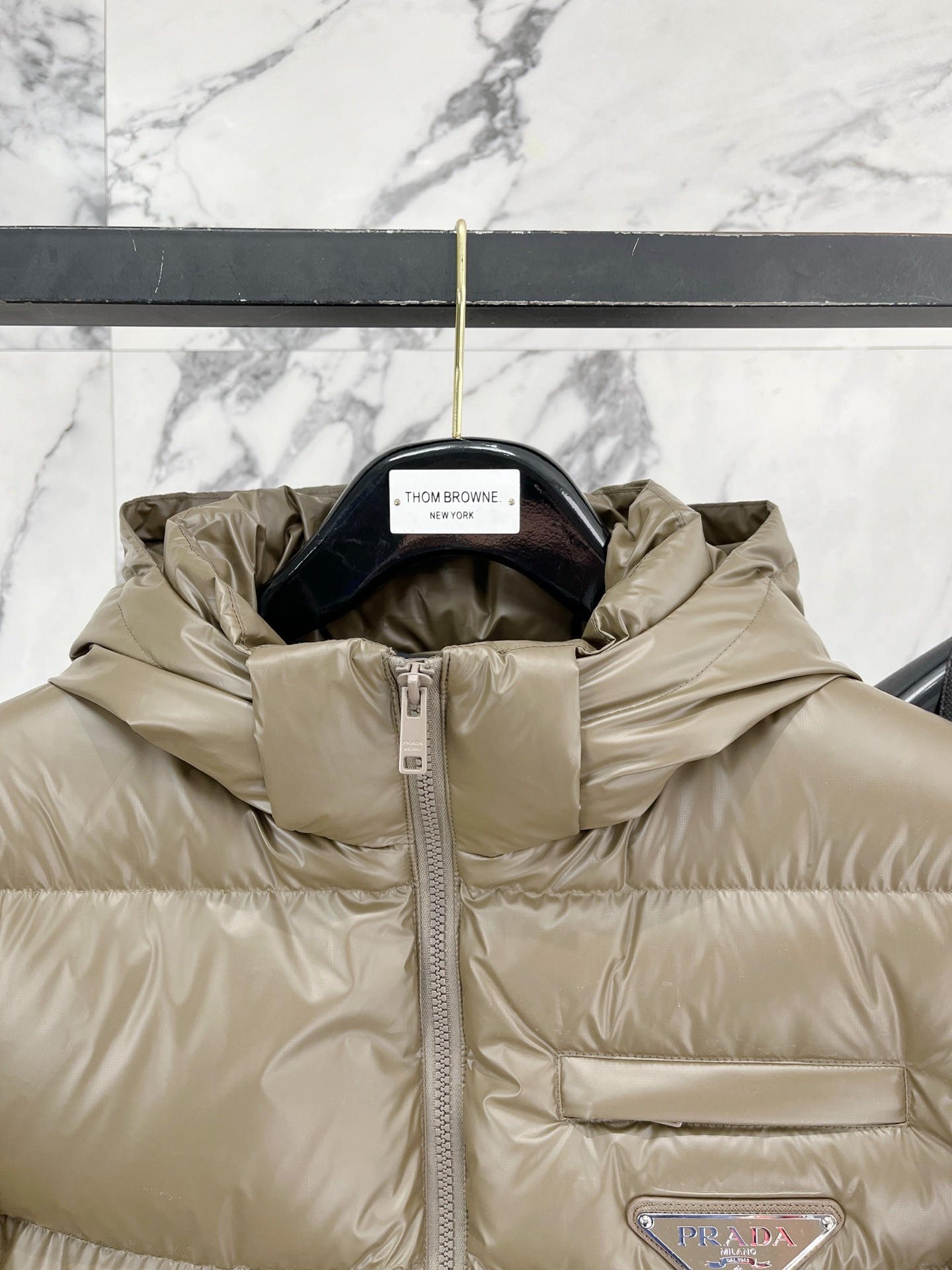 Prada 普拉达2026FW秋冬新款连帽羽绒服 全套原版五金配件，三角金属标、拉链、袖口按扣全部还原原版细节工艺。采用