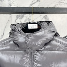 Moncler 盟可睐2026FW秋冬新款Maya经典亮面玛雅可拆卸连帽羽绒服 全套原版五金辅料,拉链、金属按扣、袖臂圆 Moncler 盟可睐2026FW秋冬新款Maya经典亮面玛雅可拆卸连帽羽绒服 全套原版五金辅料,拉链、金属按扣、袖臂圆