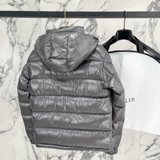 Moncler 盟可睐2026FW秋冬新款Maya经典亮面玛雅可拆卸连帽羽绒服 全套原版五金辅料,拉链、金属按扣、袖臂圆 Moncler 盟可睐2026FW秋冬新款Maya经典亮面玛雅可拆卸连帽羽绒服 全套原版五金辅料,拉链、金属按扣、袖臂圆