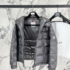 Moncler 盟可睐2026FW秋冬新款Maya经典亮面玛雅可拆卸连帽羽绒服 全套原版五金辅料,拉链、金属按扣、袖臂圆 Moncler 盟可睐2026FW秋冬新款Maya经典亮面玛雅可拆卸连帽羽绒服 全套原版五金辅料,拉链、金属按扣、袖臂圆