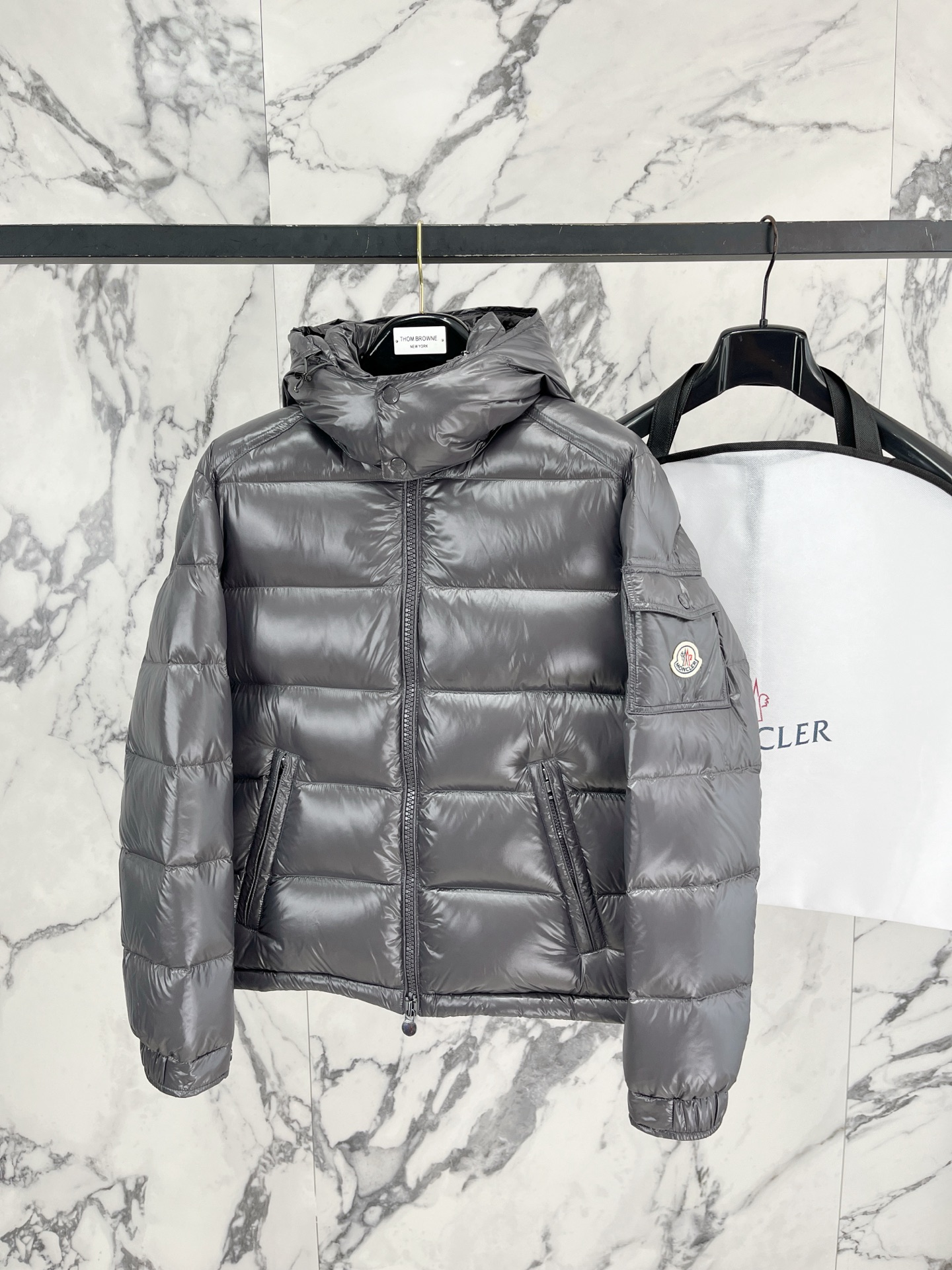 Moncler 盟可睐2026FW秋冬新款Maya经典亮面玛雅可拆卸连帽羽绒服 全套原版五金辅料，拉链、金属按扣、袖臂圆